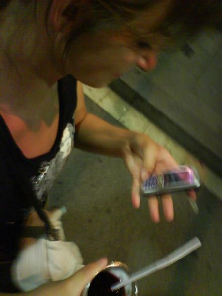 marie sa sangria et son portable
